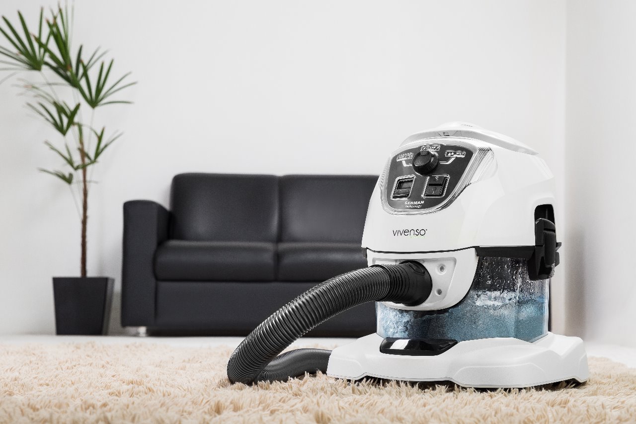 Vivenso® Wasserstaubsauger mit Schlauch auf einem hellen Teppich im Wohnzimmer